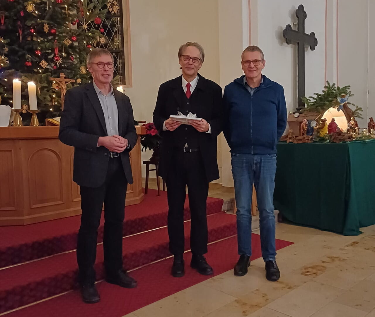 Presbyteriumsvorsitzender und Synodalassessor Martin Eckey (l.) und Pfarrer Wolfgang Schaefer (r.) verabschiedeten Pfarrer Wolfgang Weiß nach 21 Jahren Dienstzeit in der Kirchengemeinde Olpe