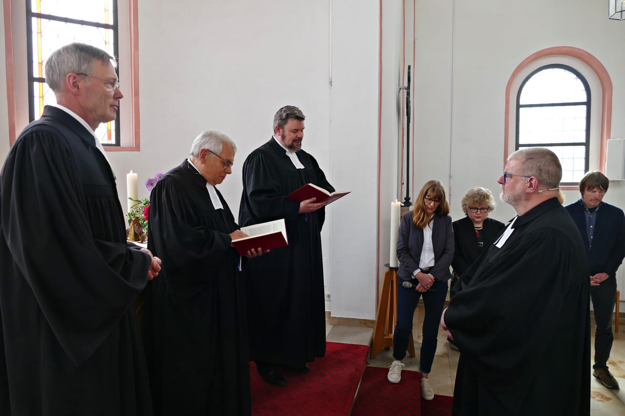 Pfarrer Martin Eckey (l.), Superintendent Peter-Thomas Stuberg (2.v.l.) und Pfarrer Thies Friederichs führten Andreas Chaikowski (r.) als neuen Pfarrer in der Evangelischen Kirchengemeinde Olpe ein.