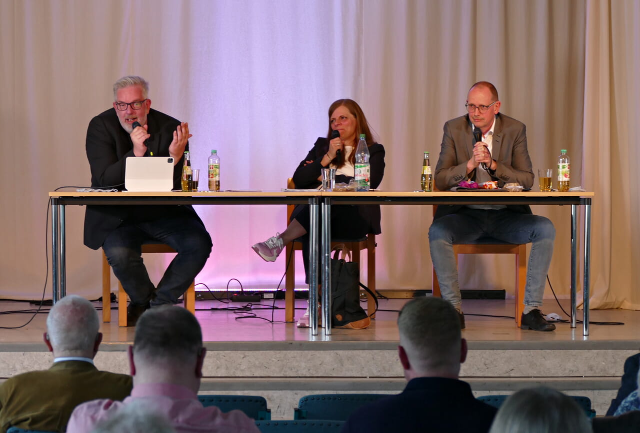 Auf der Synodalversammlung stellten sich Kerstin Grünert und Volker Schubert vor. Moderator Bernd Becker (l.) stellte Fragen.