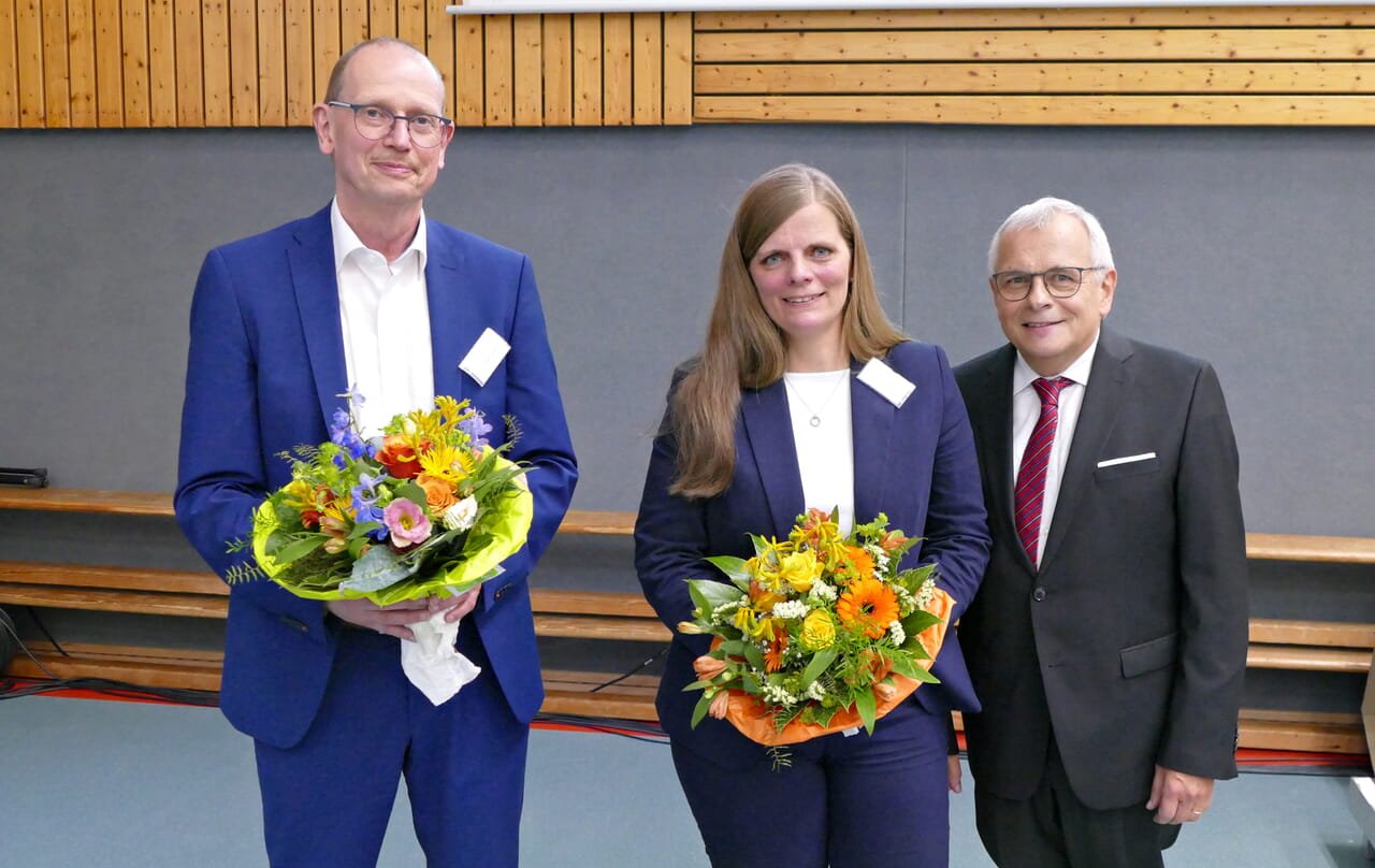 Für das Amt des Superintendenten bzw. der Superintendentin standen Pfarrer Volker Schubert (l.) und Pfarrerin Kerstin Grünert zu Wahl. Die Erndtebrückerin gewann mit 92 Stimmen im dritten Wahlgang. Der amtierende Superintendent Peter-Thomas Stuberg leitete die Wahlsynode und gab die Ergebnisse bekannt. Er gratulierte seiner Nachfolgerin.