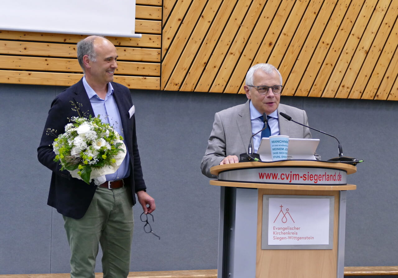 Landeskirchenrat Martin Bock (l.) verabschiedete im Namen der Landeskirche den Superintendenten Peter-Thomas Stuberg auf der letzten Synode, die er geleitet hatte.