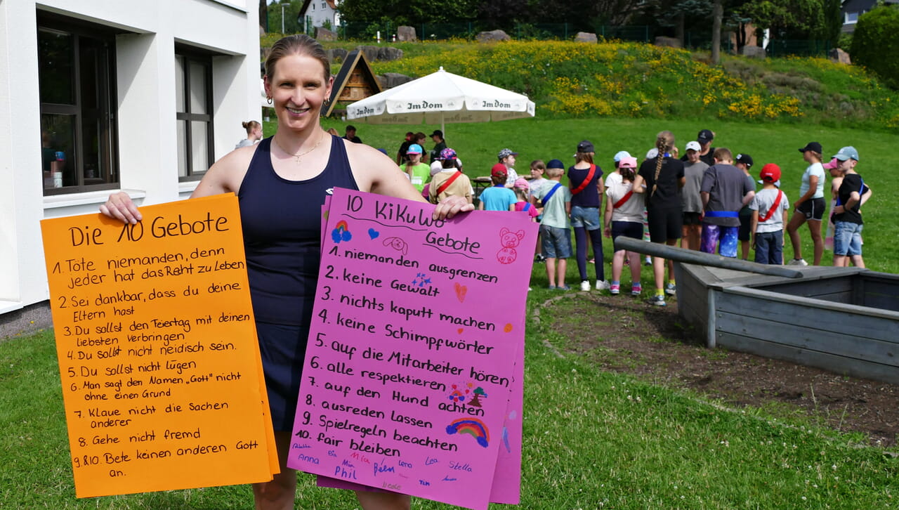 Lisa Lendzian organisiert seit zehn Jahren die jährlich stattfindende Kinder-Kunst-Woche. Dieses Jahr standen die zehn Gebote im Mittelpunkt.