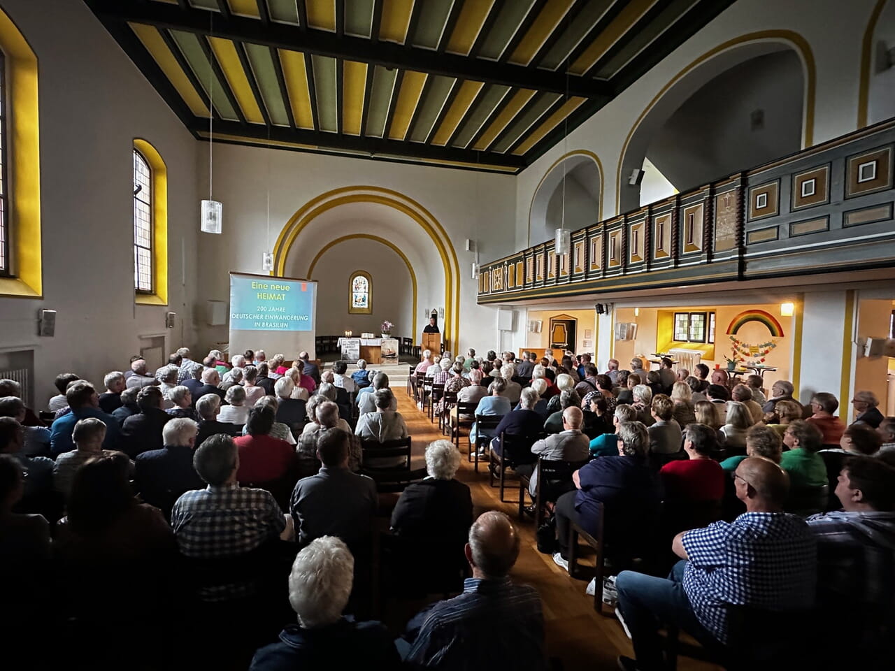 Pfarrer Jaime Jung sprach in der voll besetzten Evangelischen Kirche in Erndtebrück in seinem Vortrag über die Geschichte seiner Vorfahren und über seine persönliche.