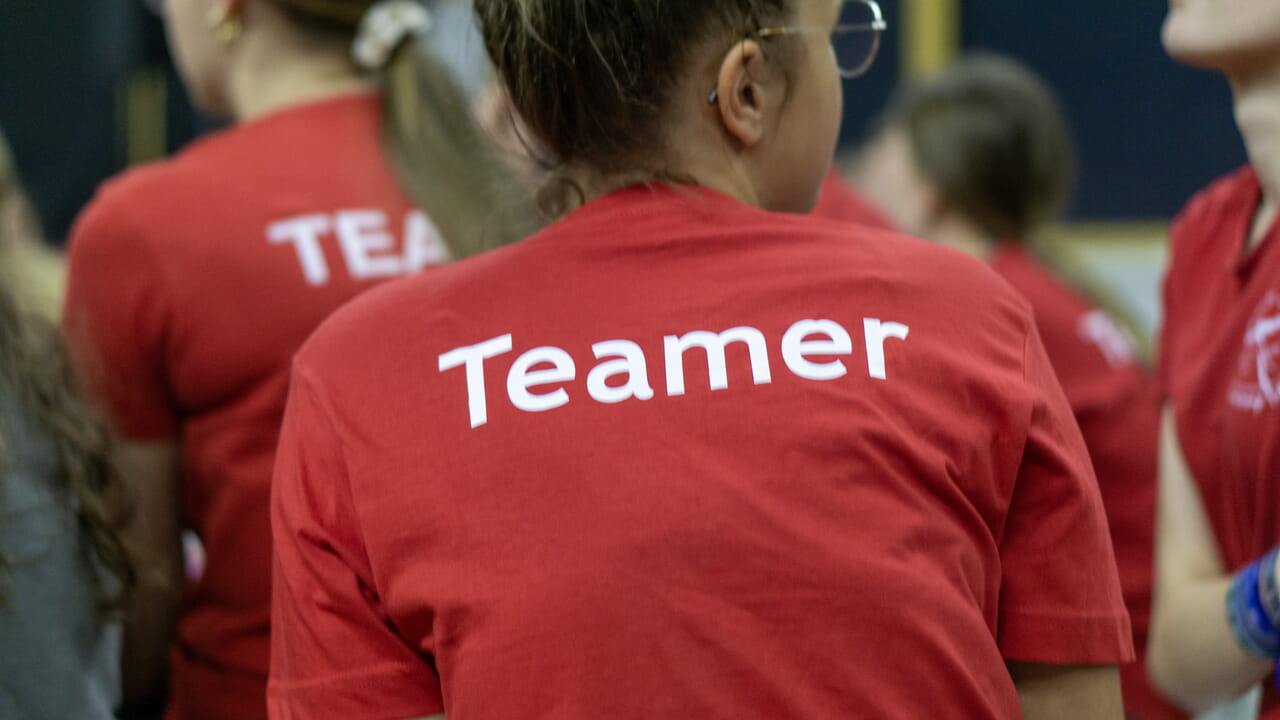 Konfis, Trainees und Teamer tragen ihr je eigenes Erkennungs-T-Shirt.