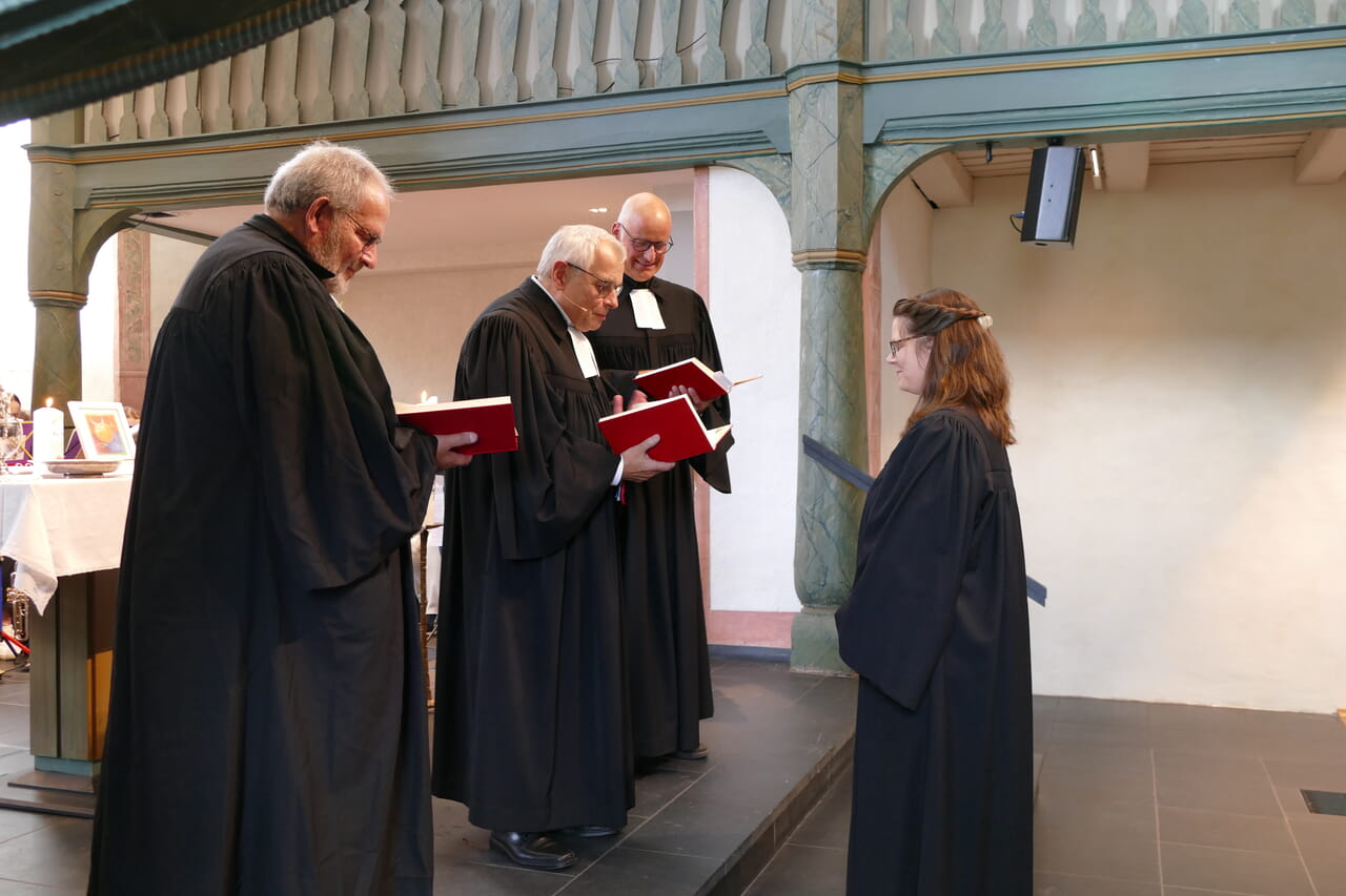 In einem feierlichen Gottesdienst wurde Pfarrerin Angelika Schmidt ordiniert.