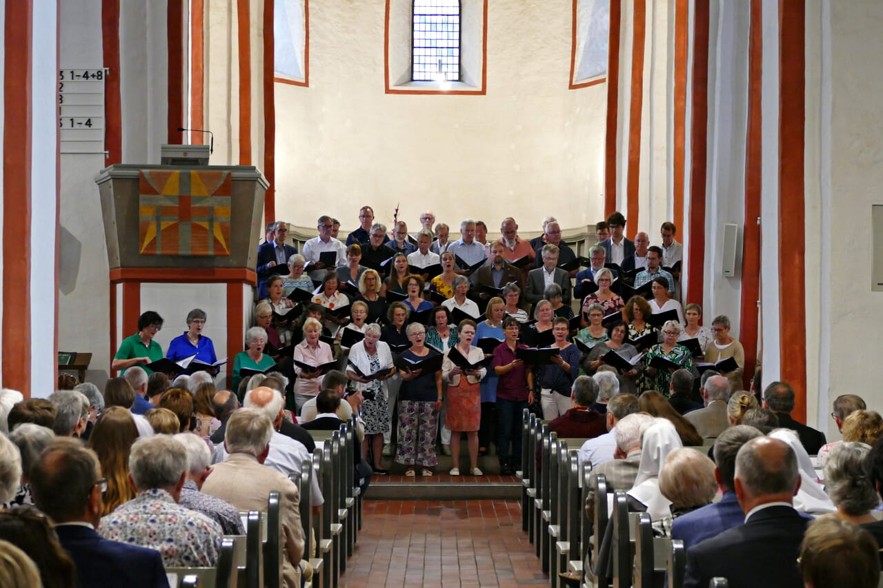 Mitglieder des Bach-Chores Siegen und der Kantorei Siegen bereicherten den Gottesdienst.