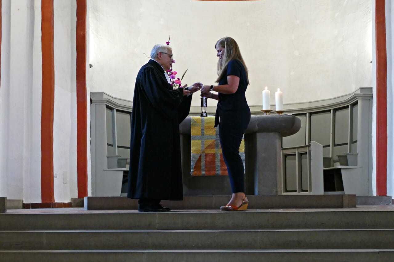 Peter-Thomas Stuberg überreichte eine Grubenlampe an seine Nachfolgerin Kerstin Grünert.