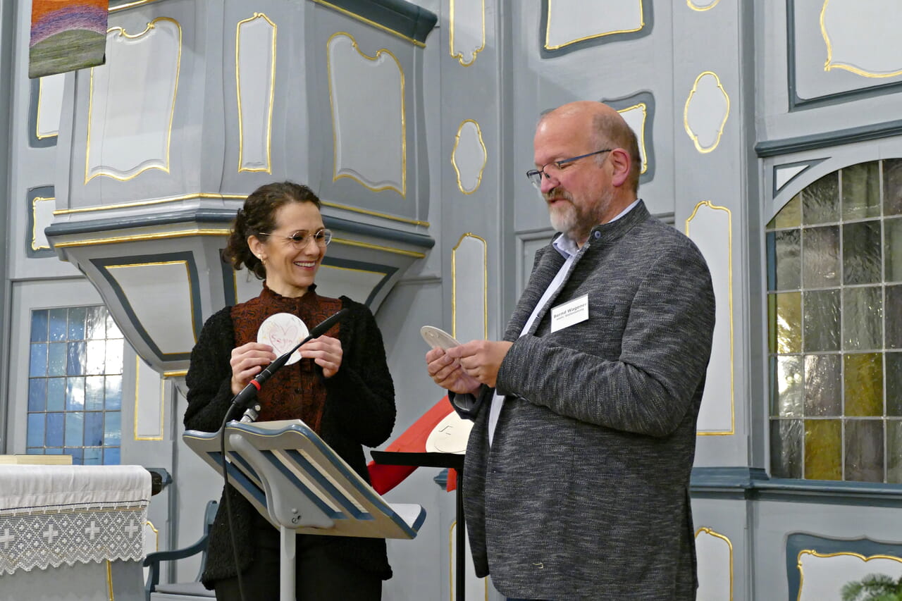 In einem interaktiven Teil des Gottesdienstes konnte ein "Engel der kulturen" gestaltet werden. Christina Loth und Bernd Wagener zeigten ihren exemplarisch und tauschten ein Teil miteinander.