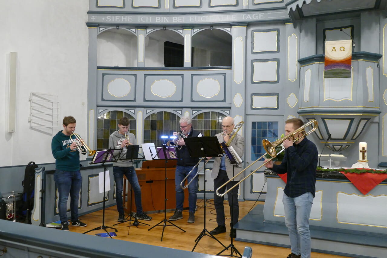 Bläser des CVJM Posaunenverbands Siegerland bereicherten den Gottesdienst musikalisch.