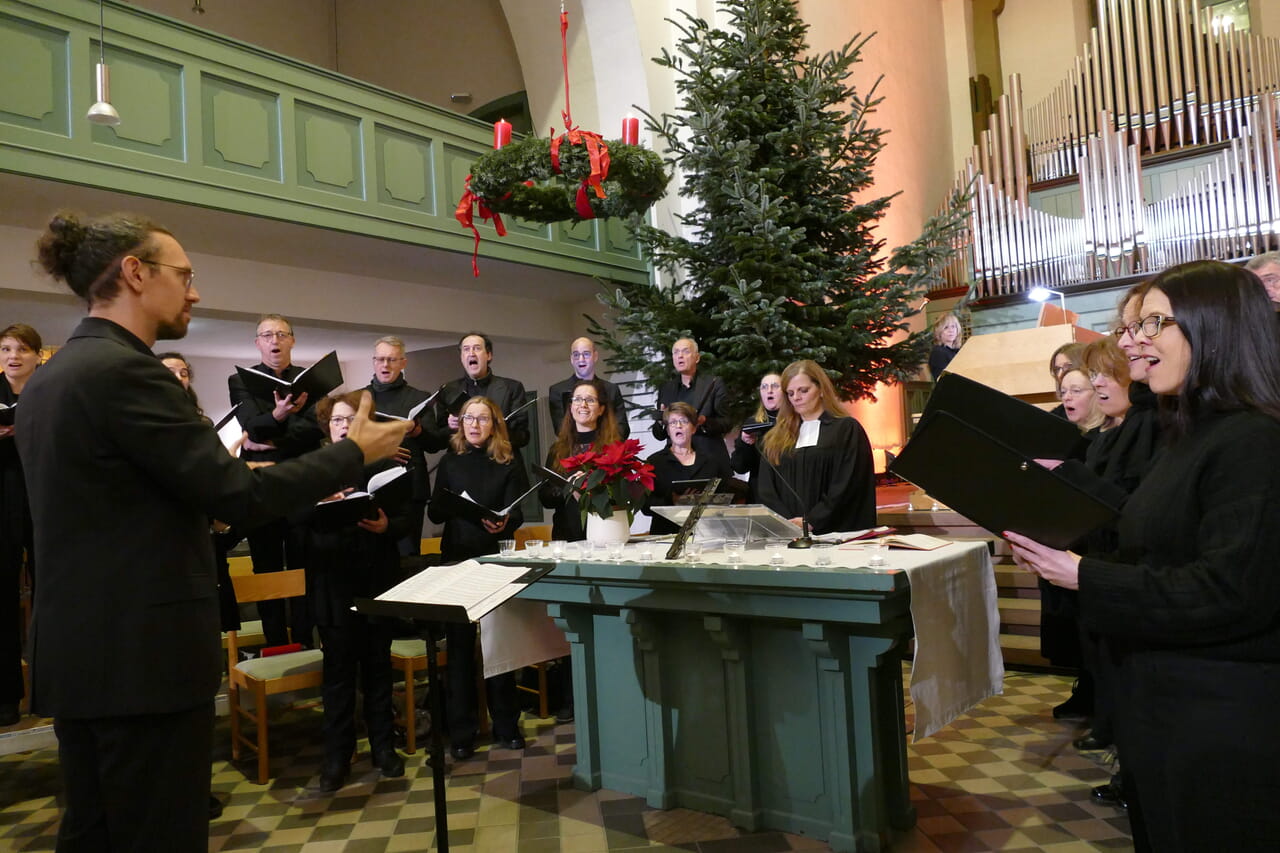 Ein Choral Evensong zur Weihnachtszeit präsentierte das Collegium Vocale Siegen unter der Leitung von Peter Scholl (l.).