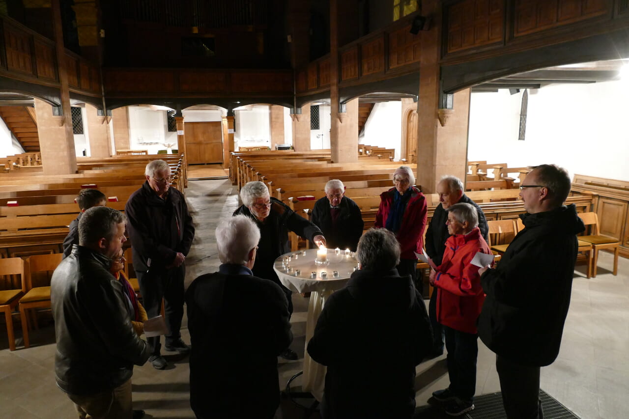 Gemeinsam halten rund ein Dutzend Menschen in der Stadtkirche in Bad Berleburg inne, um gemeinsam zu beten.