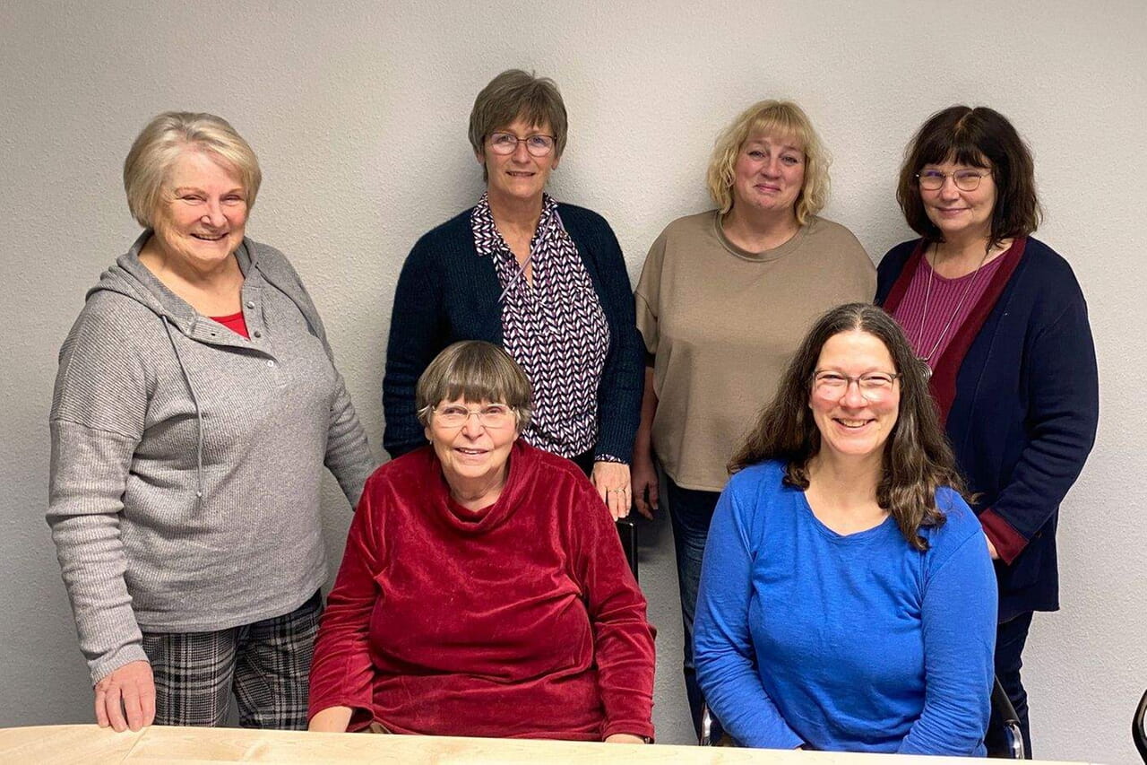 Frauenausschuss (v. l. stehend Rita Pöhler, Simone Stahl, Christina Pfeifer, Maria Hüßler-Göbel, v. l. sitzend Gerhild Jung, Barbara Plümer, es fehlt: Daniela Schäfer)